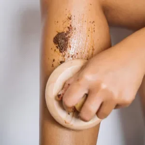 Terapis sedang mengoleskan pasta rempah Boreh tradisional Bali pada kaki pelanggan di Zavra Massage.